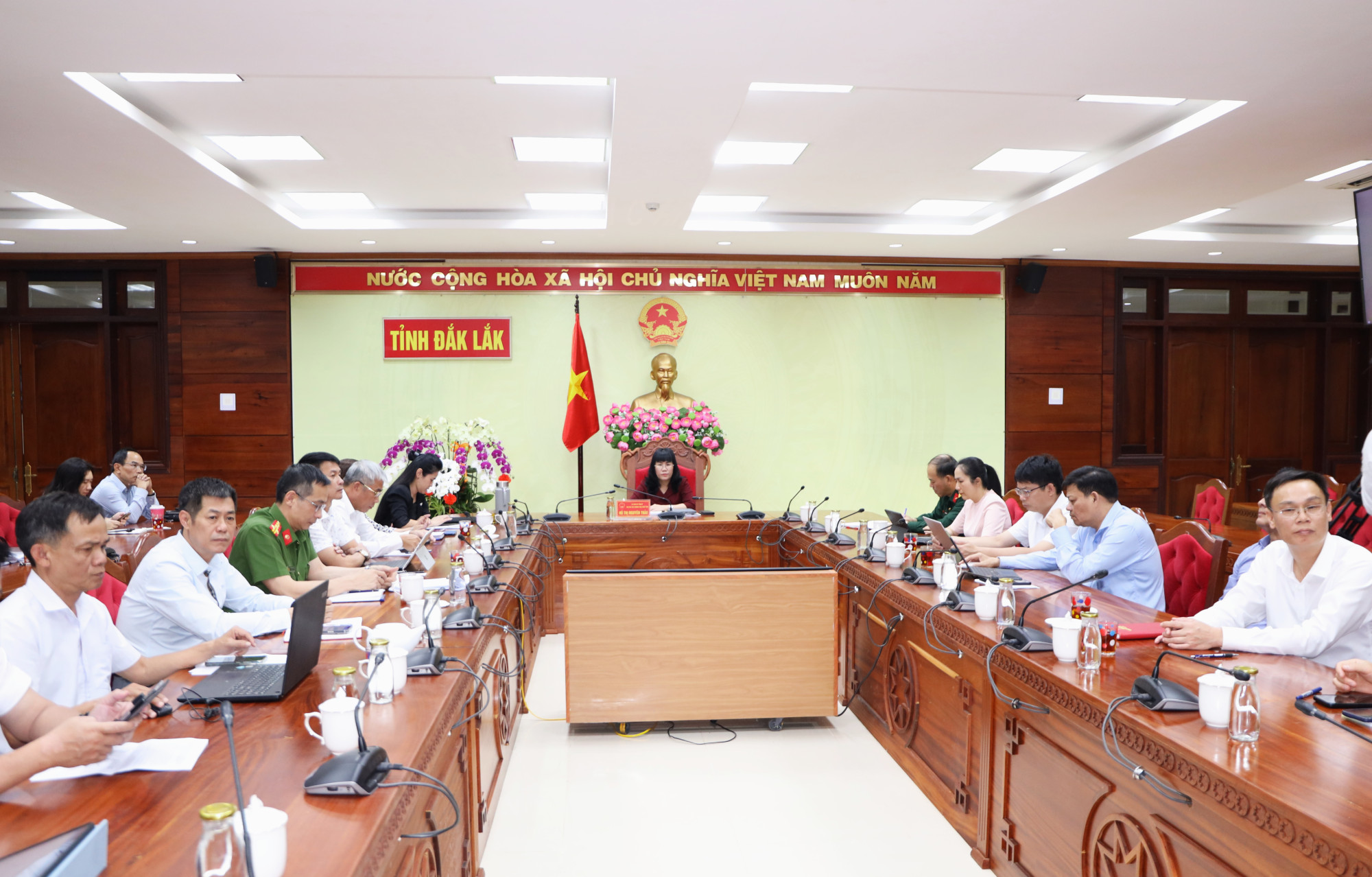 Đồng chí Hồ Thị Nguyên Thảo - Phó Chủ tịch Thường trực UBND tỉnh, Phó Trưởng Ban Thường trực Ban Chỉ đạo UBND tỉnh dự và chủ trì Hội nghị tại điểm cầu Đắk Lắk.